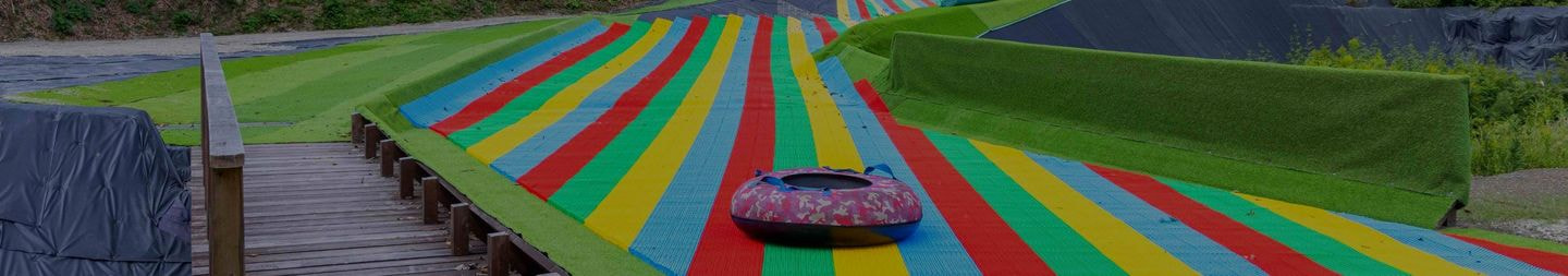 フットゴルフをする子供