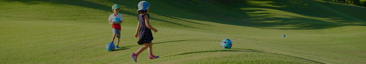 フットゴルフをプレーする人