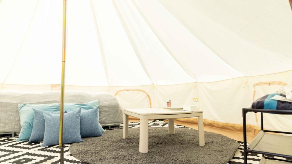 キャンプテント室内